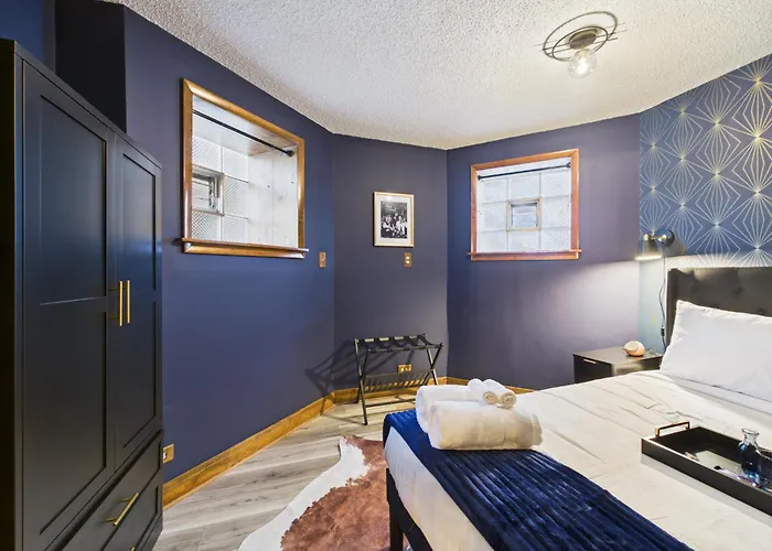 The Dakin Estate 4br Art Deco Speakeasy Duplex * Chicago